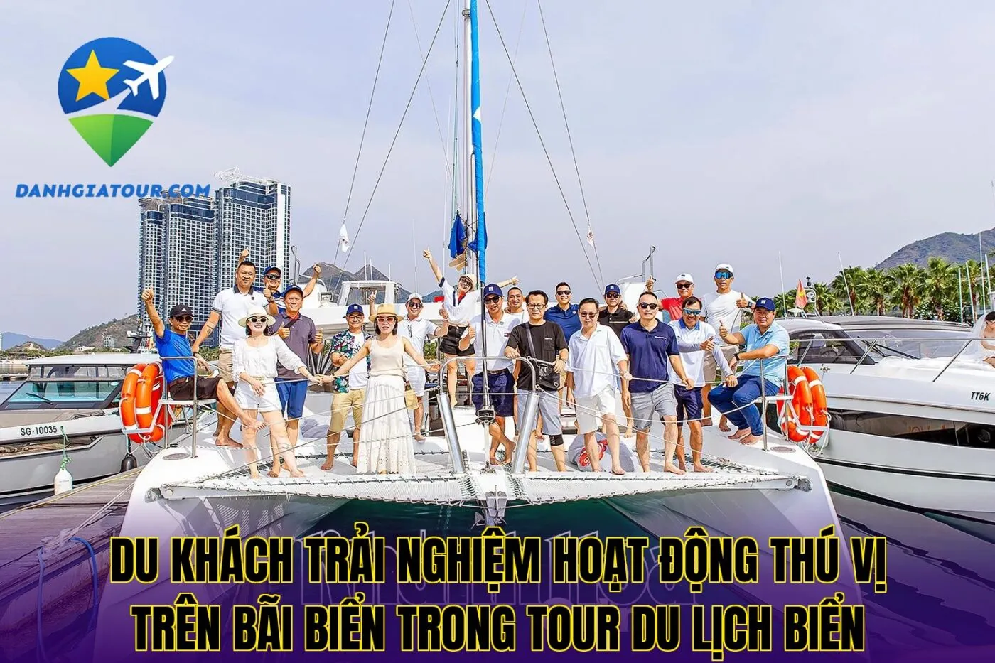 Du khách trải nghiệm hoạt động thú vị trên bãi biển trong tour du lịch biển